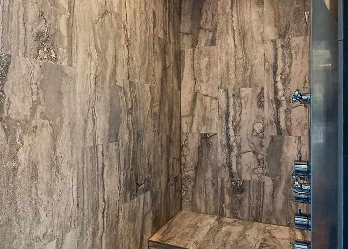 Wellness Retreat - Gym, Sauna, Steam And Tub